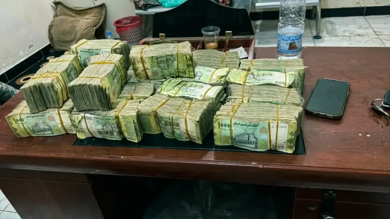 فجوة قياسية في سعر الدولار بين عدن وصنعاء تهدد الاستقرار الاقتصادي باليمن